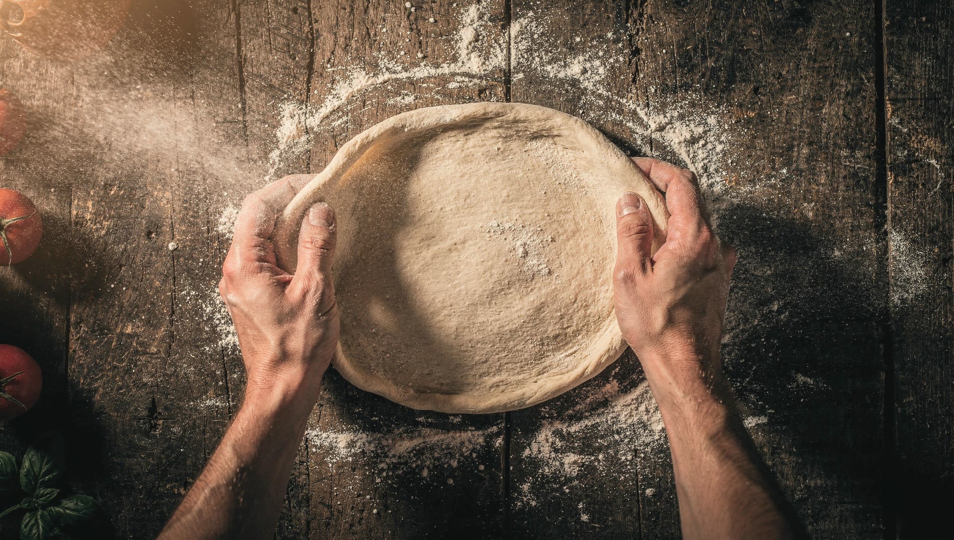 Manos trabajando masa de pizza napolitana en St Giovanni's