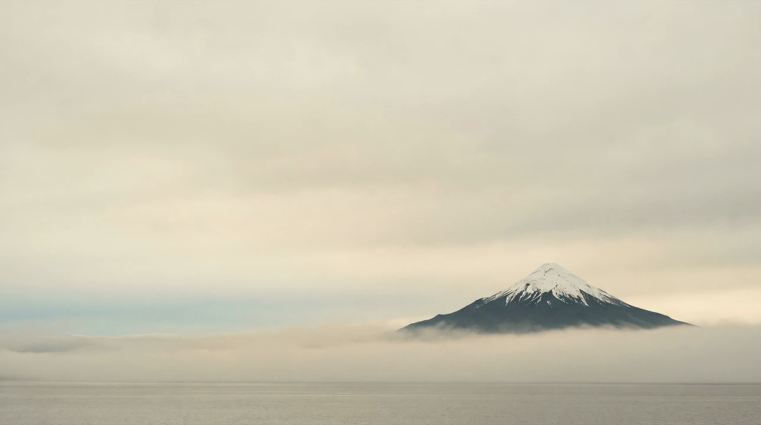 Volcán Osorno emergiendo de la niebla, sur de Chile